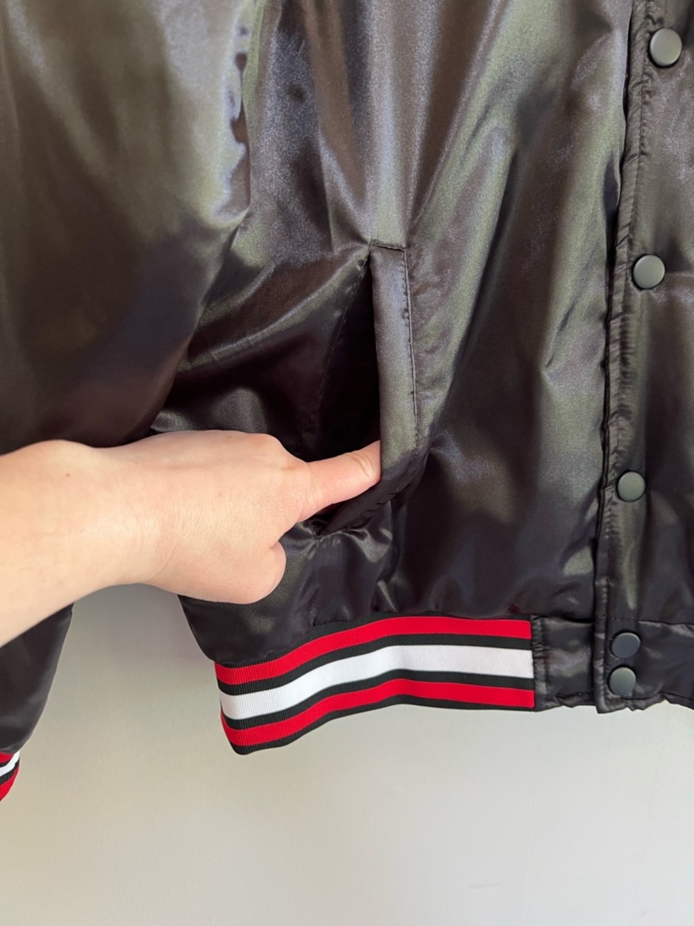 Ultra Game NWT NBA Chicago Bulls Satin Button Up Varsity Jacket, Black/Red, M - Picture 6 of 13